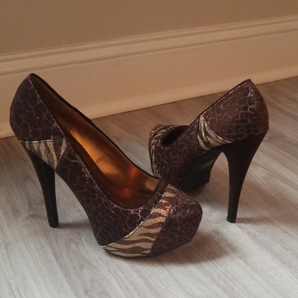 Brown heels with tiger swipe design